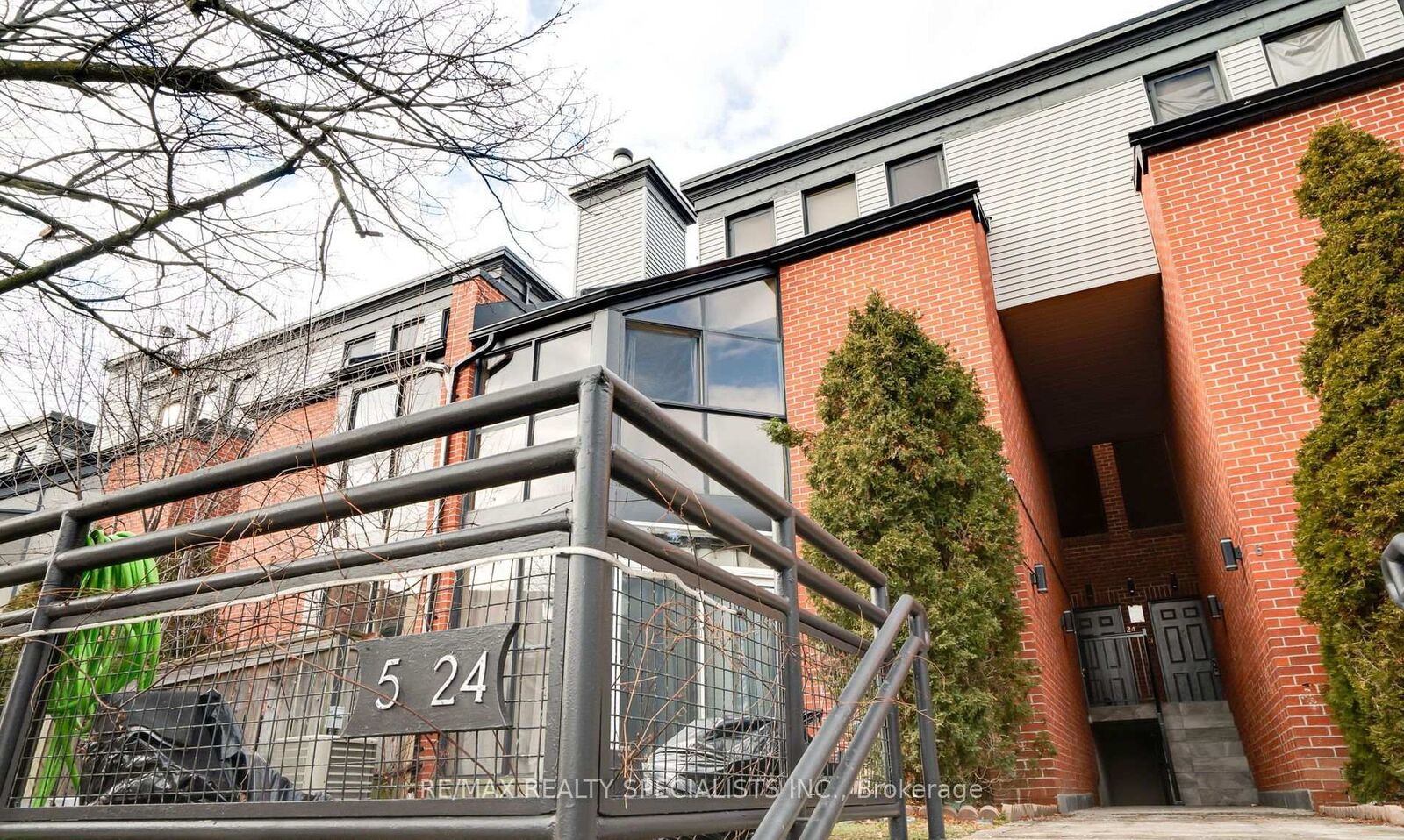 Property Photo: 100 Arbors Lane Th5 ON L4L 7G4