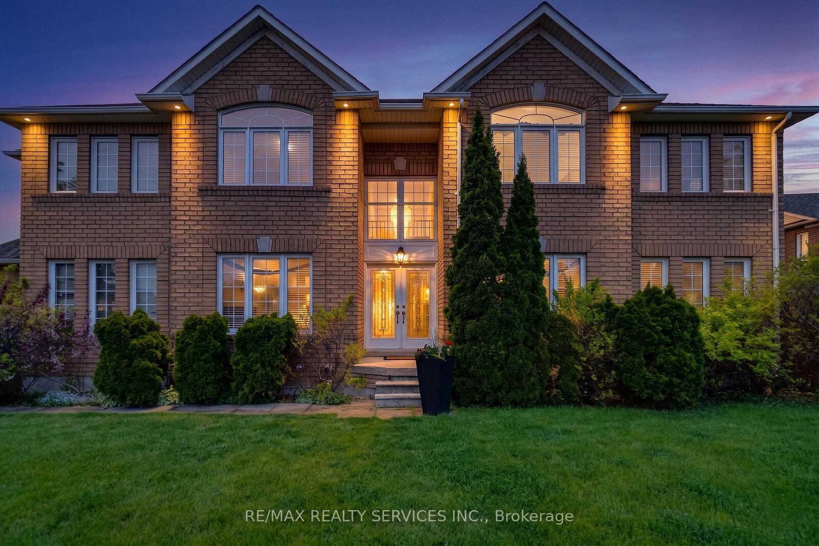 Property Photo: 7419 Black Walnut Trail ON L5N 8A4