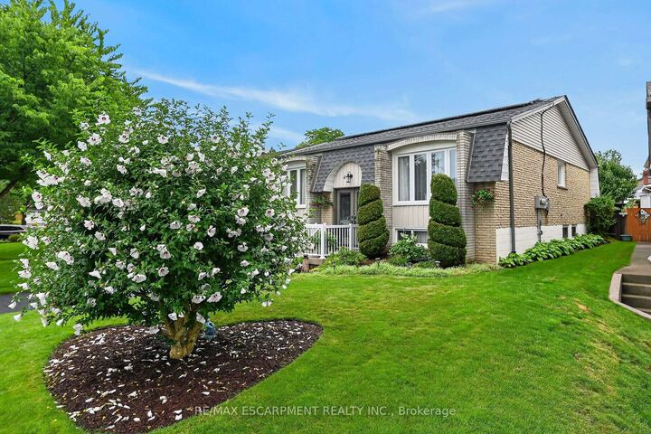 Property Photo: 49 Brookstream Court ON L8K 6J3