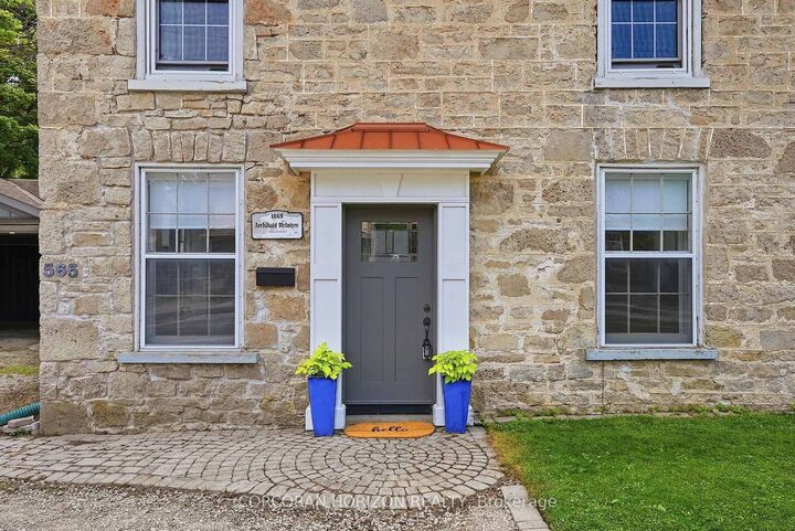 565 St David Street N — photo 1