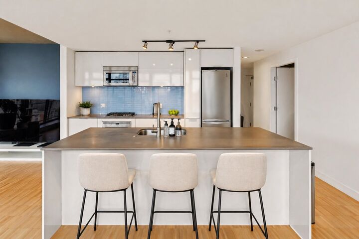 Property Photo: 108 W Cordova Street 2105 BC V6B 0G5