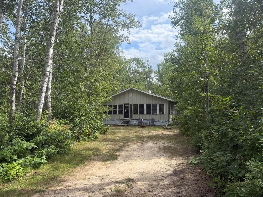Property Photo:  106 Estate Drive  MB R0E 2A0 