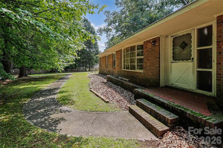 Property Photo: 7816 Elwood Drive NC 28227