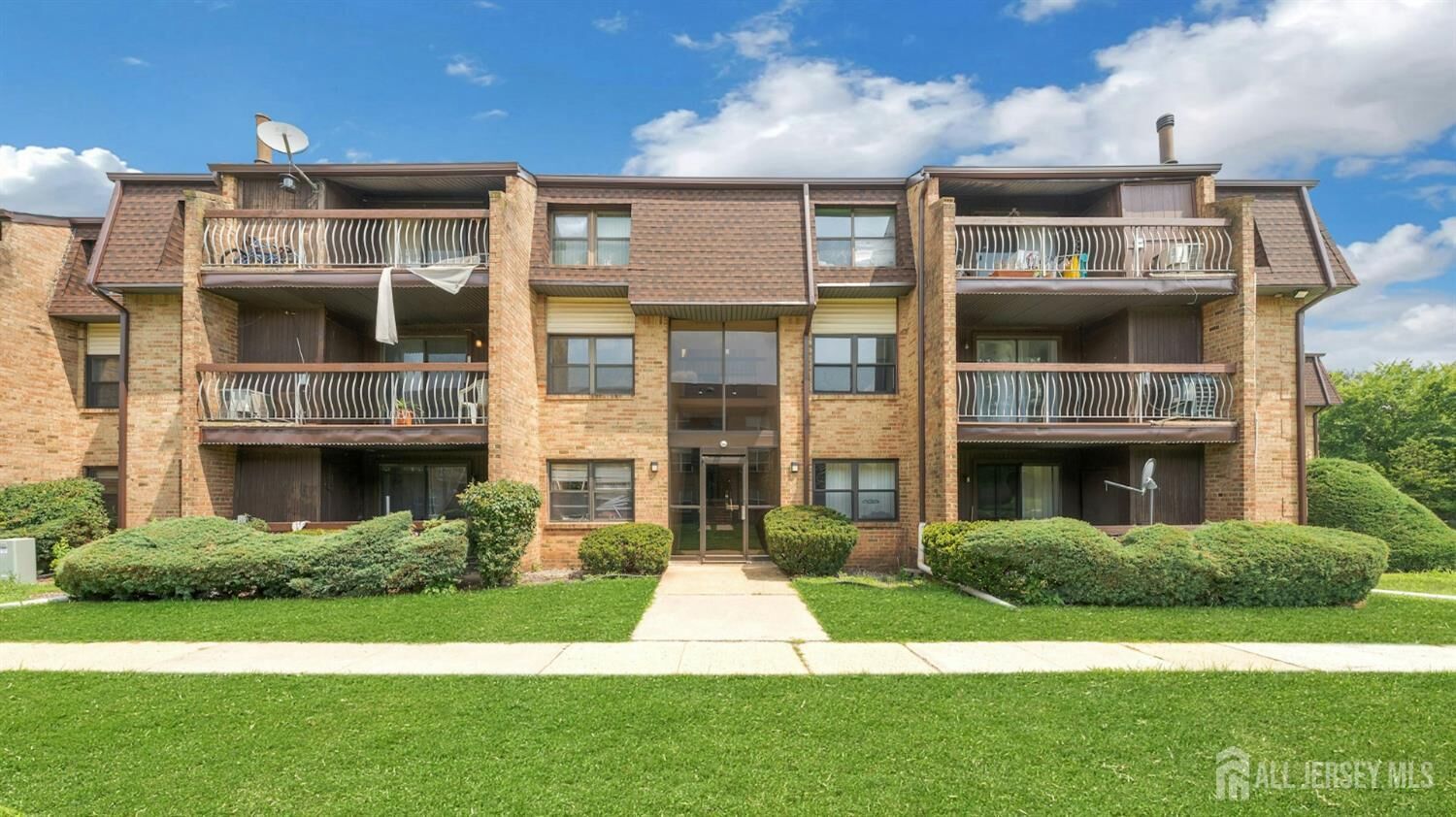 Property Photo:  1520-1520 Raspberry Court  NJ 08817 