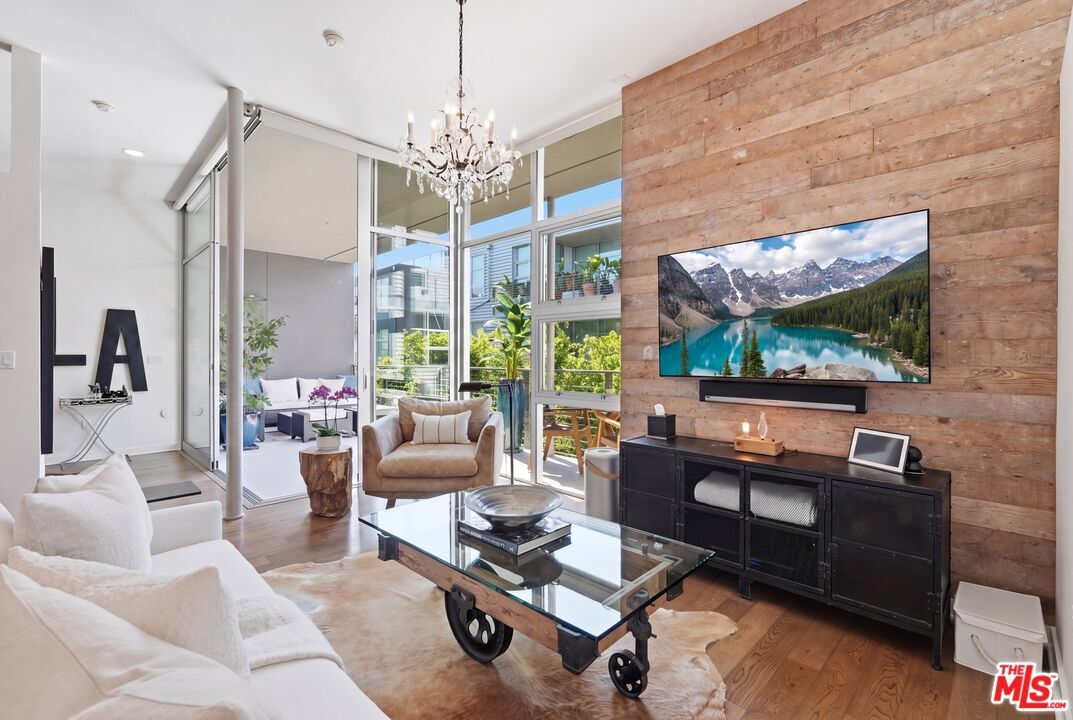 Property Photo: 4080 Glencoe Ave, Unit 317 CA 90292