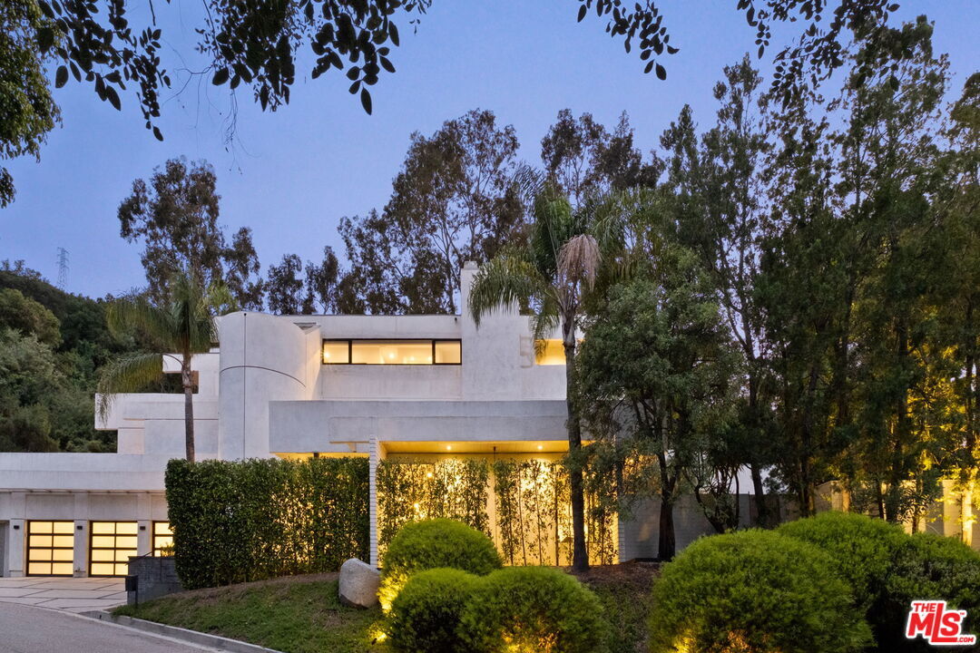 Property Photo: 11210 Briarcliff Ln CA 91604