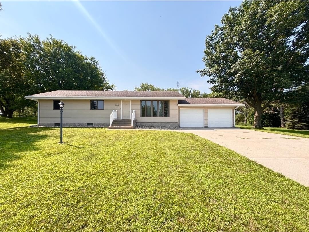 Property Photo: 3617 Lakeview Lane NE 68601