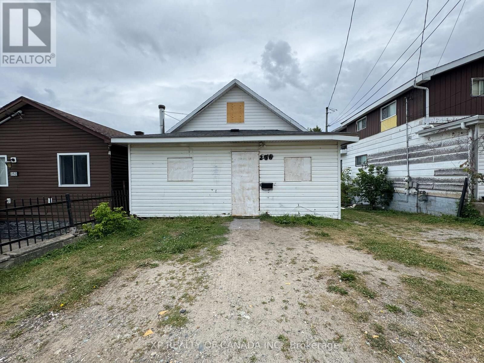 Property Photo: 256 Sixth Avenue ON P4N 5M9