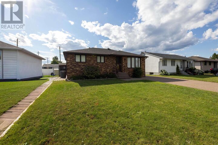 Property Photo: 935 Crawford Pl ON P7E 3C8