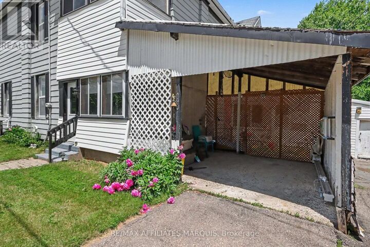Property Photo:  77 Russell Street East  ON K7A 1G8 