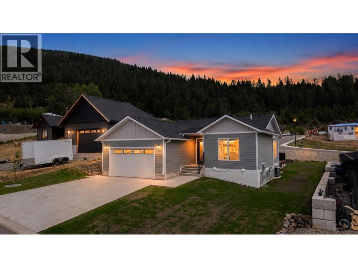 712 Mountain View Crescent — photo 1