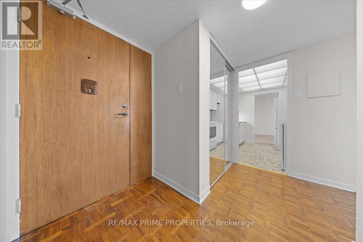 Property Photo: 20 The Driveway Drive 702 ON K2P 1C8