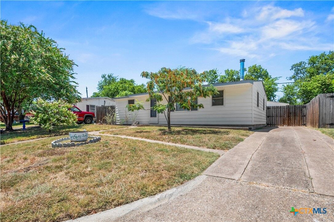 Property Photo: 819 Southside Drive TX 76541