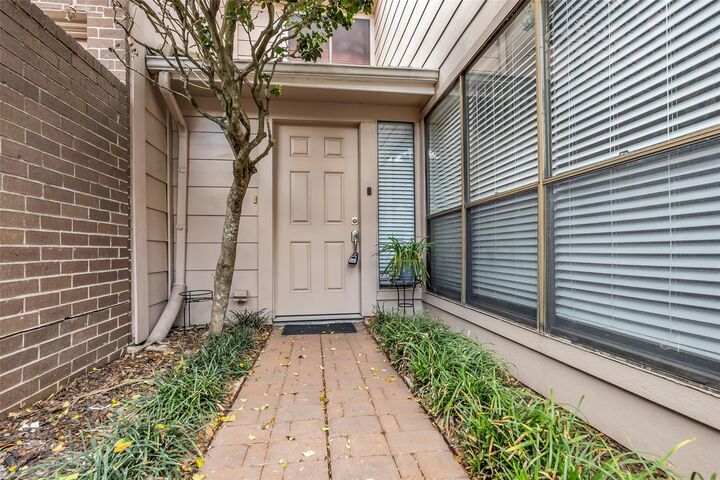Property Photo: 13740 Hollowgreen Drive 605 TX 77082