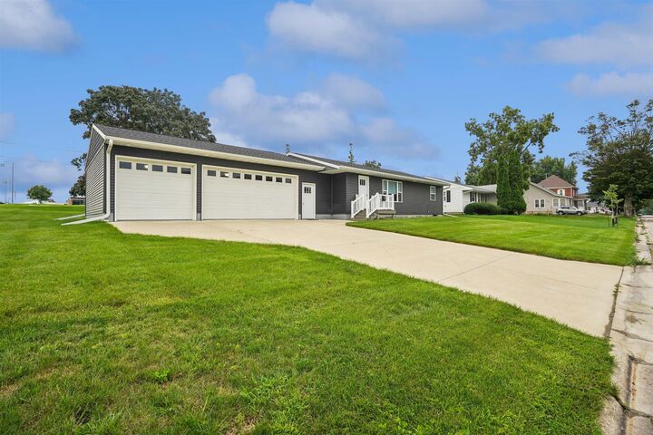 Property Photo:  307 7th Ave SE  IA 50662 