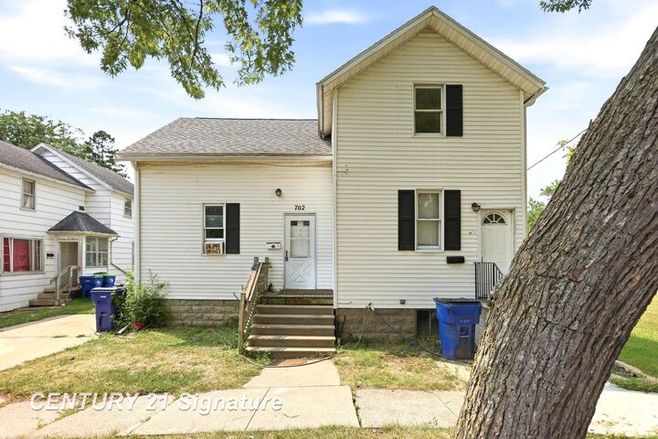 Property Photo:  702 S Warner Street  MI 48706 