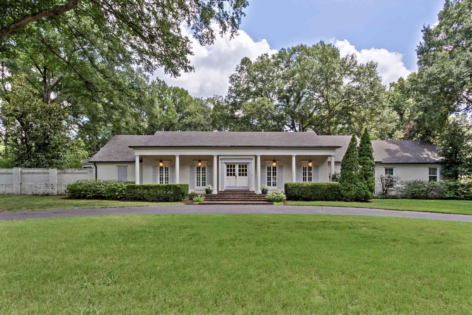 Property Photo:  322 N Rose Rd  TN 38117 