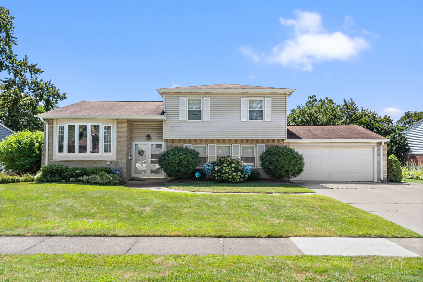 Property Photo: 1323 E Rosita Drive IL 60074