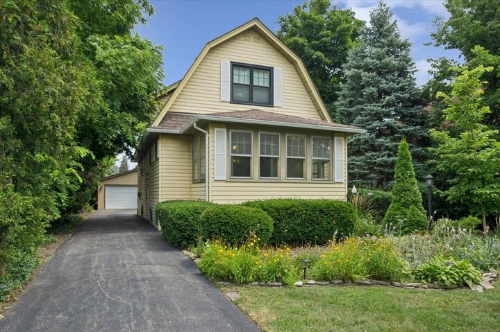 Property Photo:  285 N Larch Avenue  IL 60126 