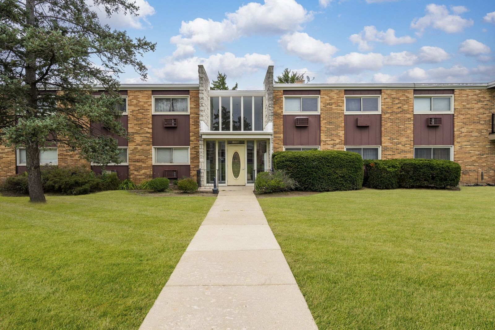 Property Photo: 1320 Lore Lane 108 IL 60148