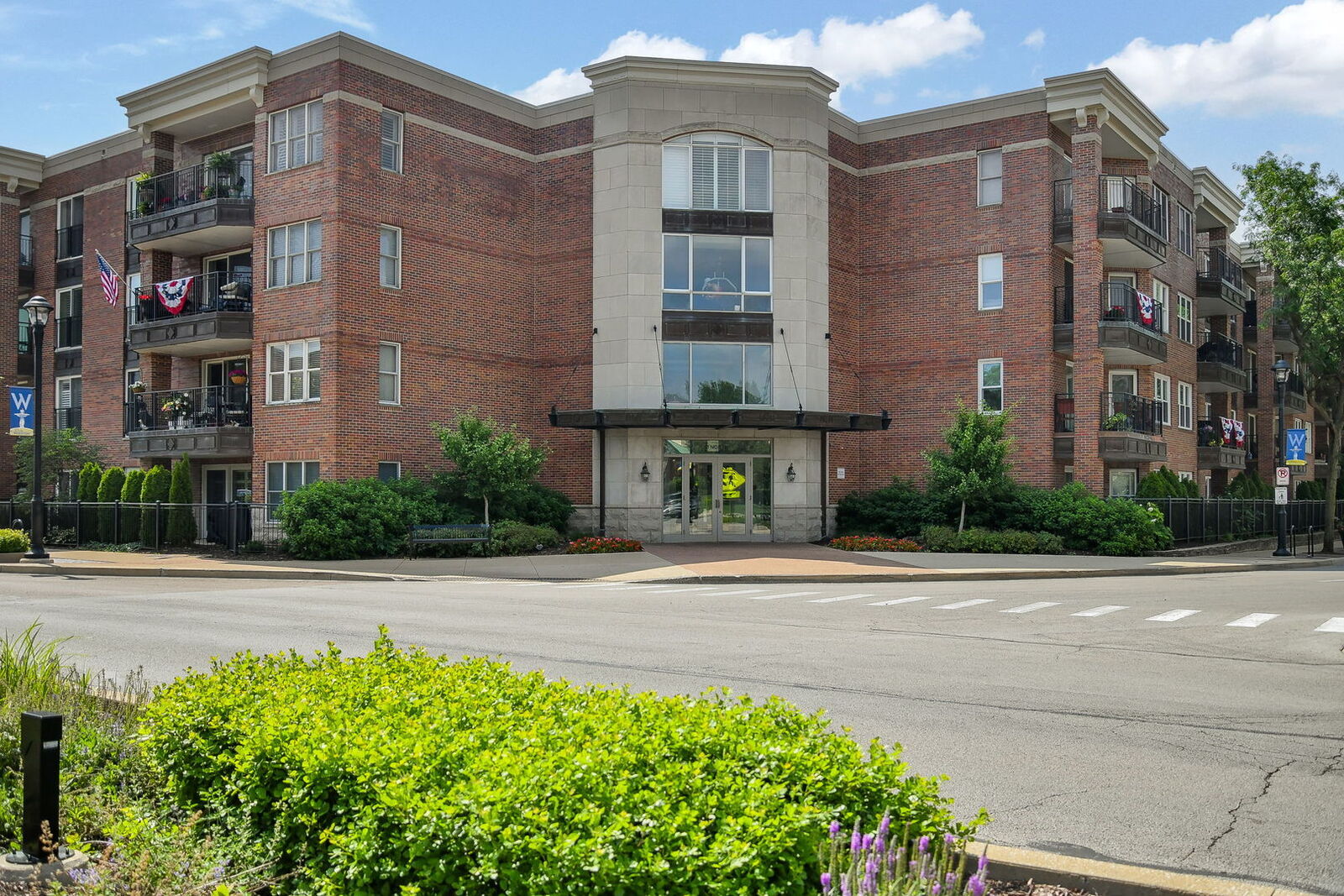 Property Photo: 111 N Wheaton Avenue 103 IL 60187