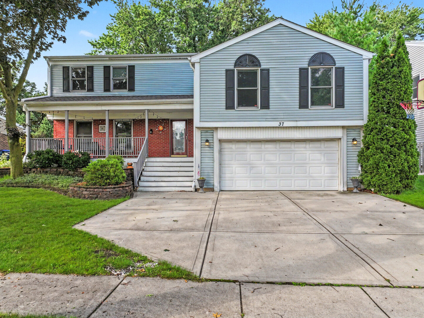 Property Photo: 37 Yardley Lane IL 60194