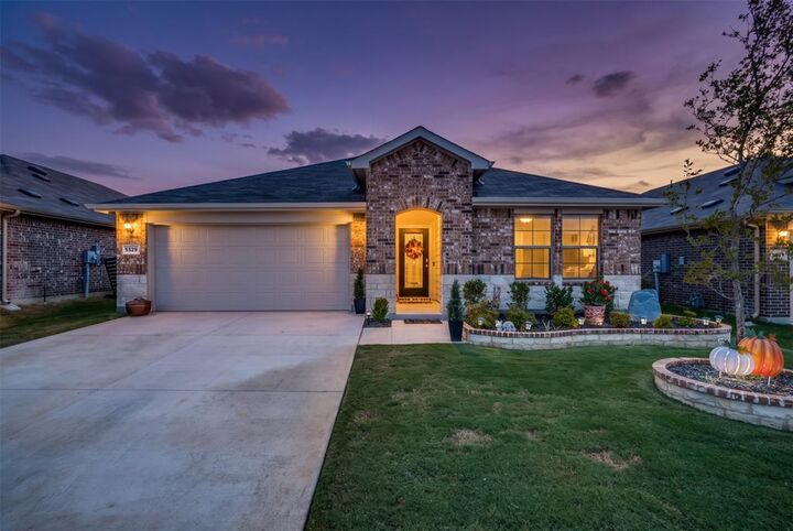 Property Photo: 5529 Legends Way TX 76249