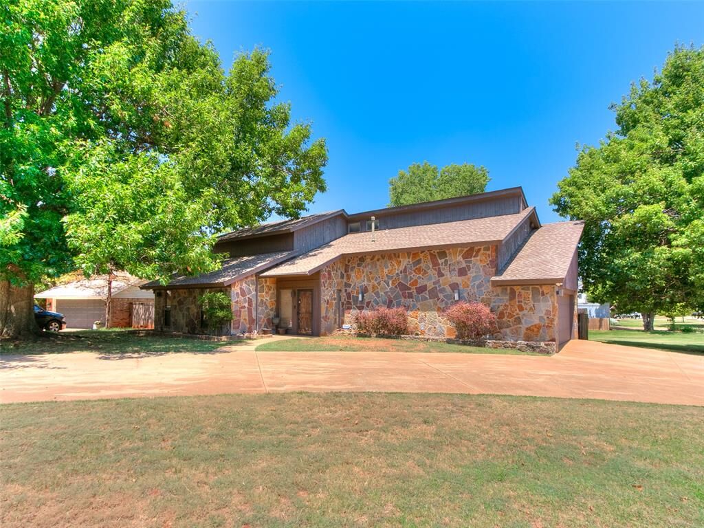 Property Photo:  12113 Old Farm Circle  OK 73120 
