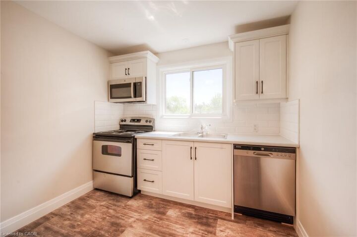 Property Photo:  158 Erb Street E 32  ON N2J 1M4 