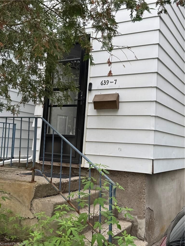 Property Photo:  639 Albert Street 7  ON N2L 3V5 