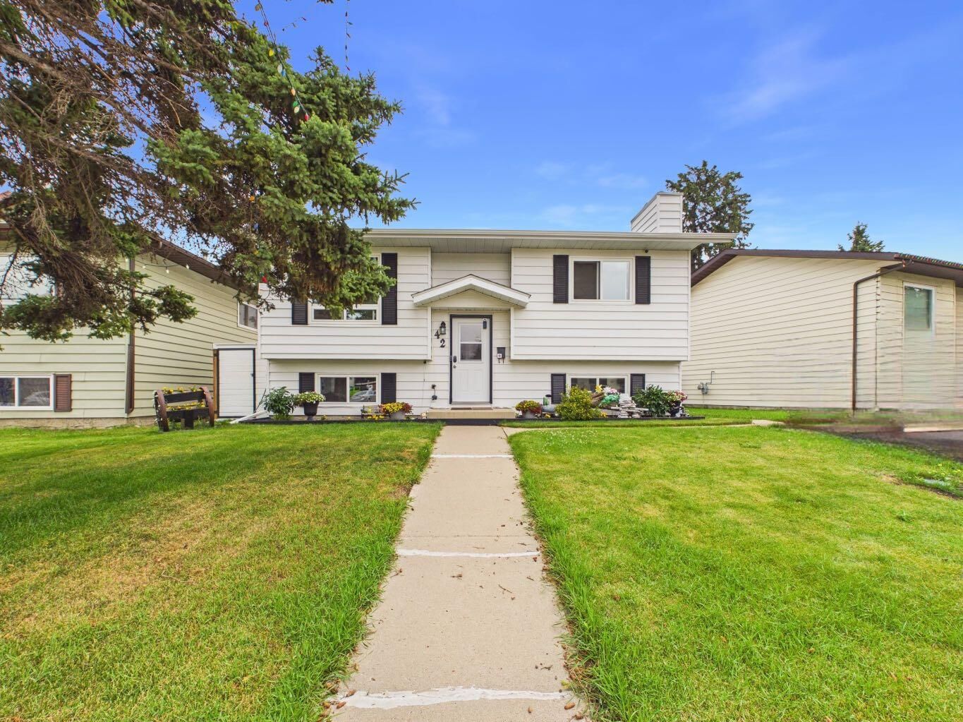 Property Photo:  42 Greenham Drive  AB T4P 2X4 