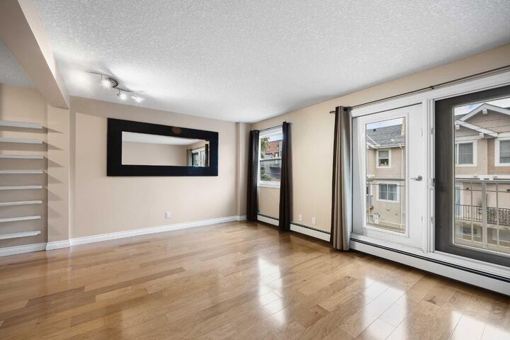 Property Photo: 2010 35 Avenue SW 206 AB T2T 2E1