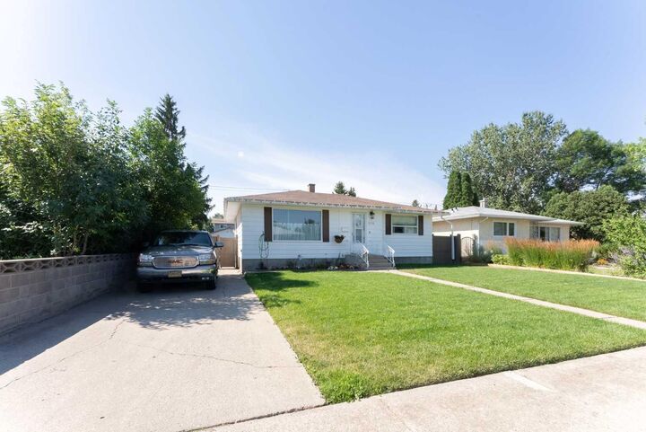 Property Photo: 1114 11 Avenue N AB T1H 1M7