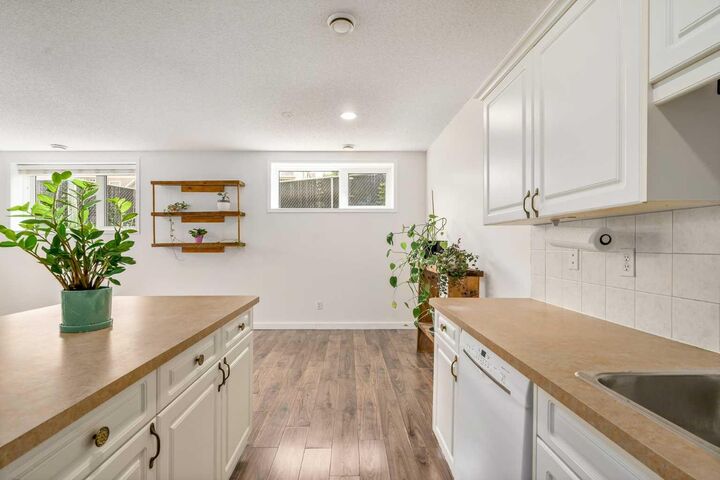 Property Photo:  116 First Street 2  AB T4C 1Z3 