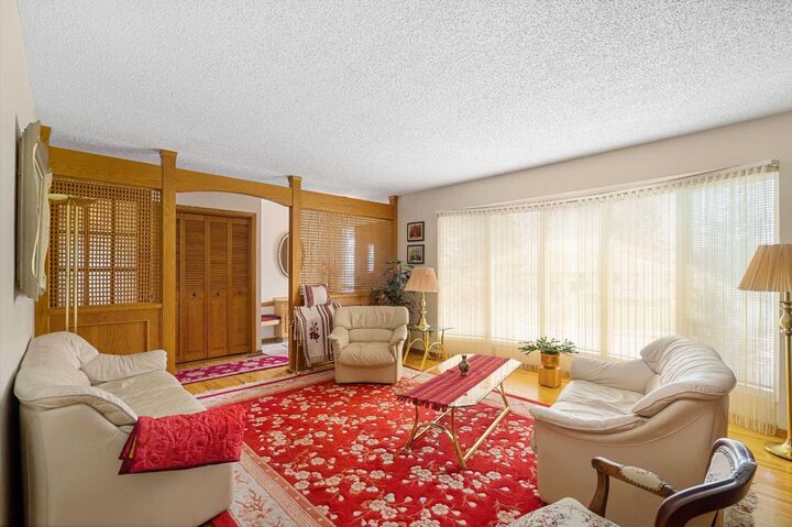 Property Photo: 40 Thornlee Crescent NW AB T2K 2W3