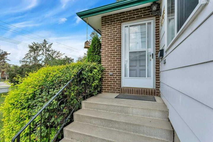 Property Photo:  6739 59th Avenue  AB T4P 1B1 