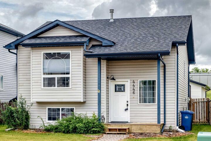 Property Photo: 4446 54A Avenue Crescent AB T4G 1Y3