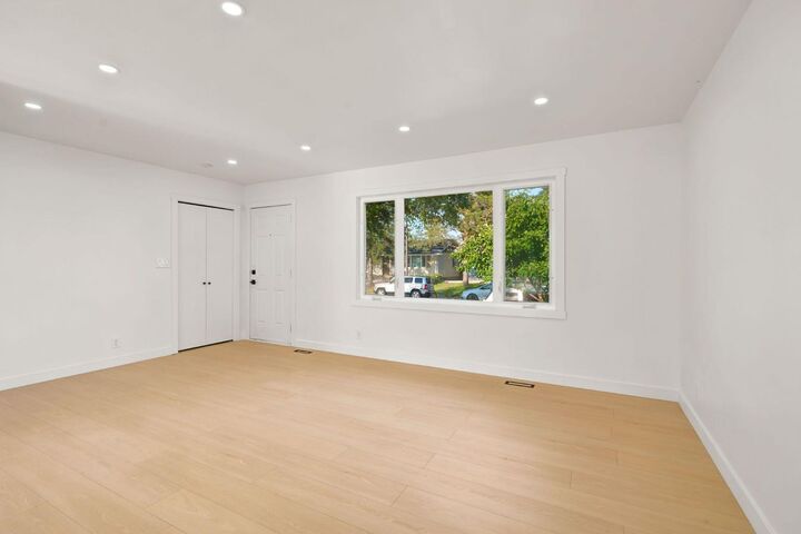 Property Photo:  19 Mardale Crescent NE  AB T2A 3V4 