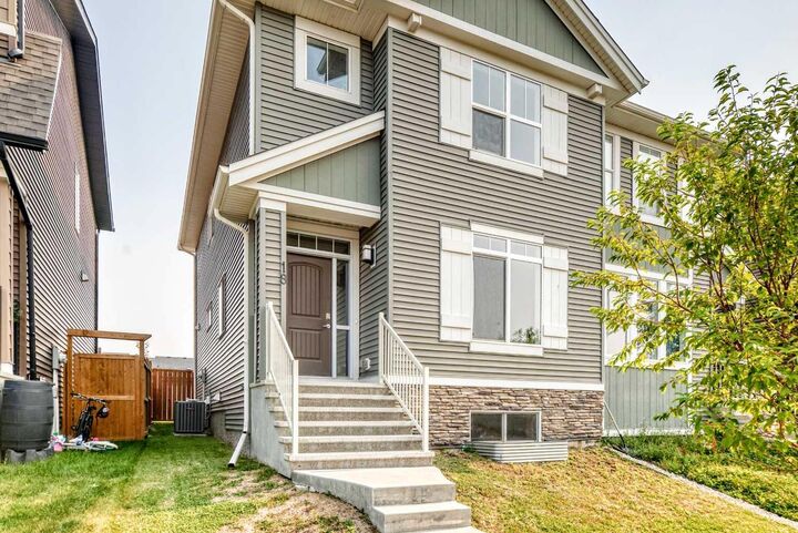 18 Willow Crescent — photo 1