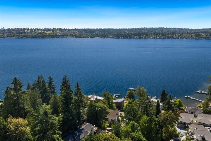Property Photo: 11822 Holmes Point Drive NE WA 98034