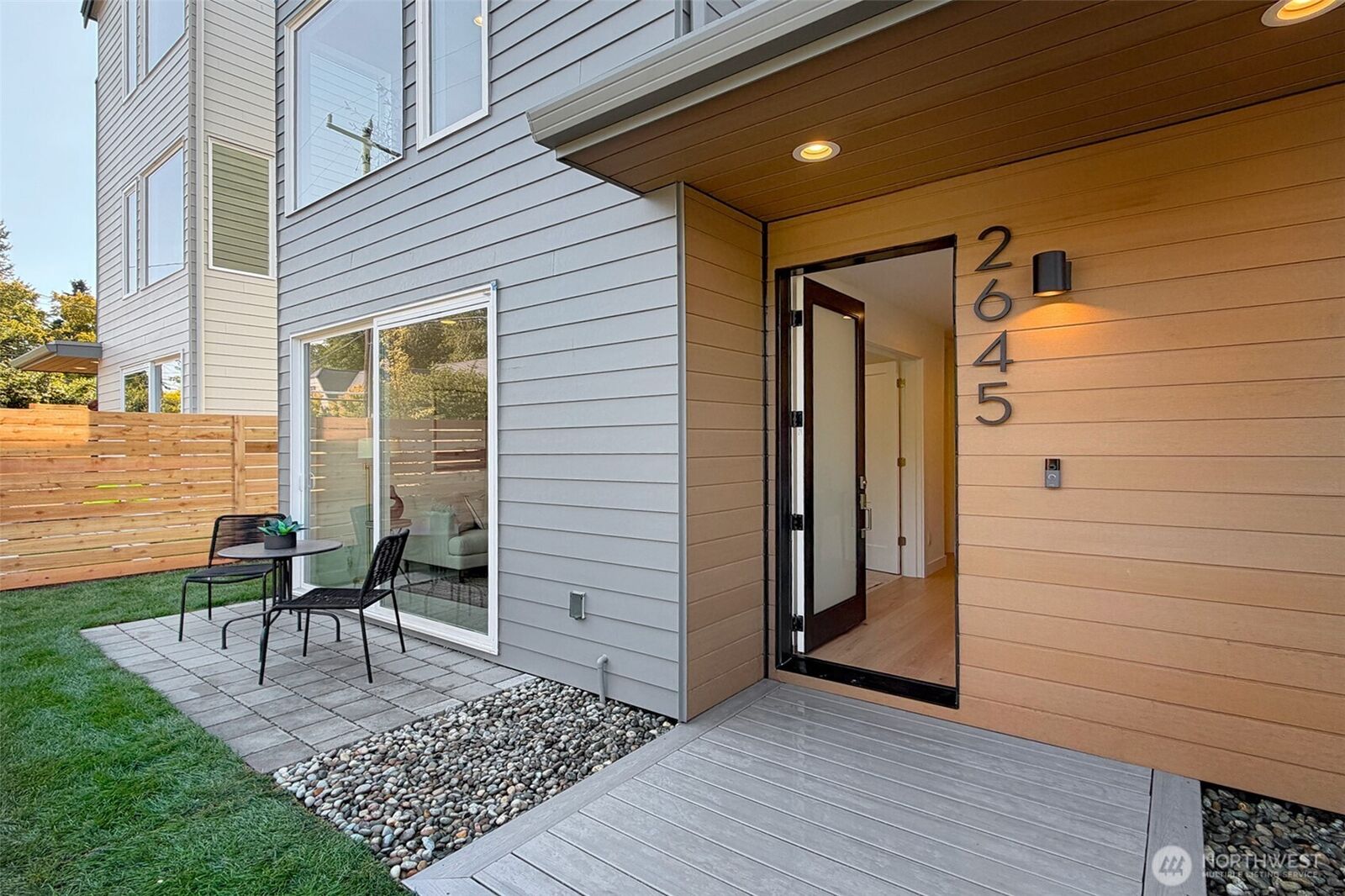 Property Photo:  2645  Walnut Avenue SW  WA 98116 