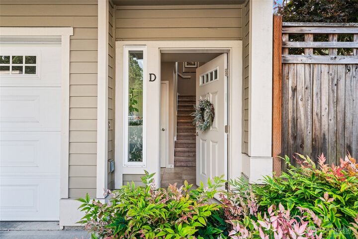 Property Photo: 7803 218 Street SW D WA 98026