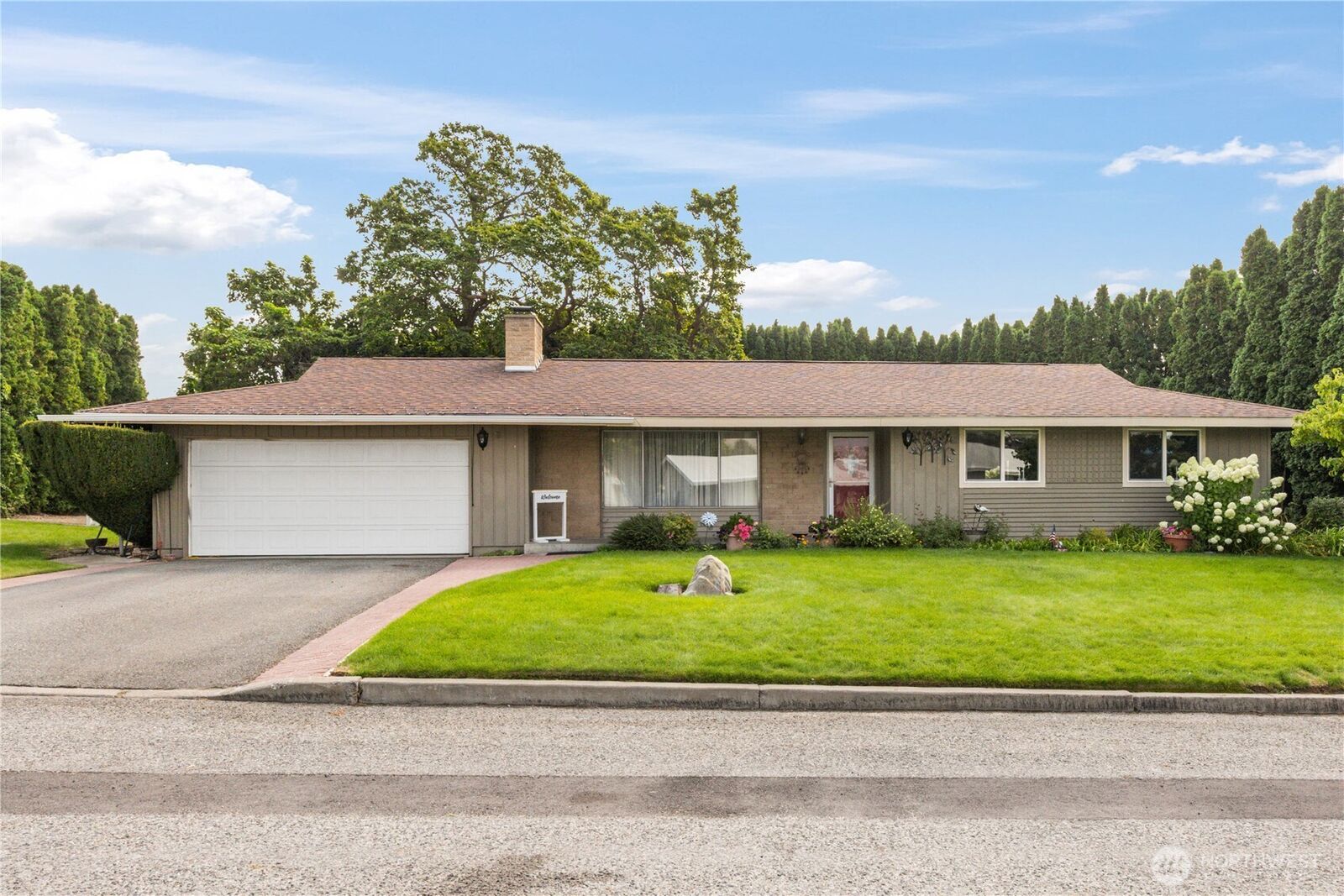 Property Photo:  903  Selkirk Place  WA 98812 