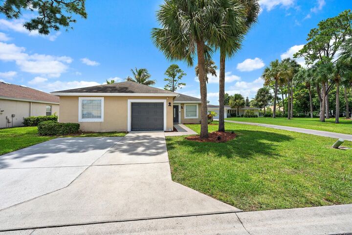Property Photo: 5483 Club Circle FL 33415