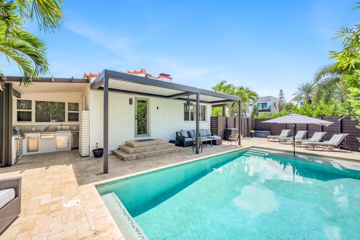 Property Photo: 748 NE 17th Way FL 33304
