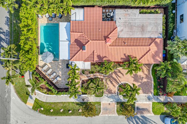 Property Photo:  748 NE 17th Way  FL 33304 