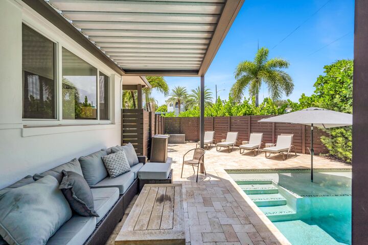 Property Photo:  748 NE 17th Way  FL 33304 
