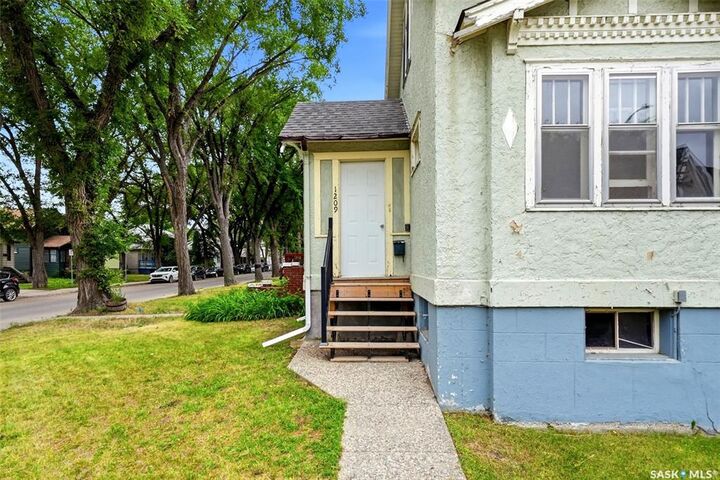 Property Photo:  1209 14th Avenue  SK S4P 0W4 