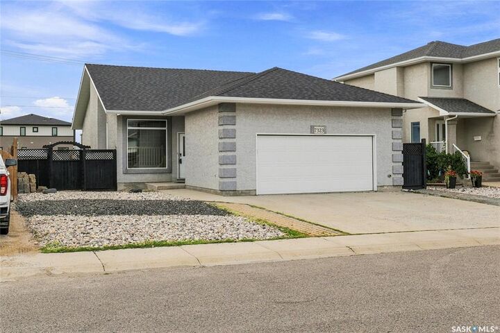 7323 Maple View Crescent — photo 1