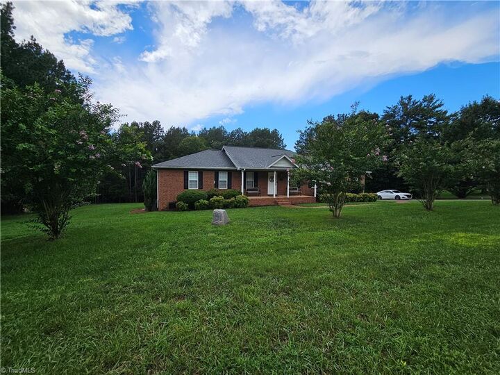 Property Photo:  306 Gardner Point Drive  NC 28678 